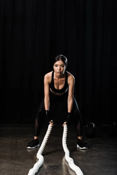 Enfoque Selectivo Hermosa Deportista Ejercitando Con Cuerdas Batalla Negro — Foto de Stock