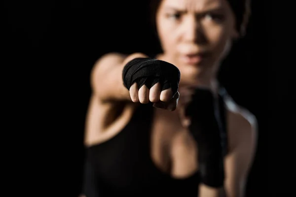 选择性焦点妇女拳击在手套隔离在黑色 — 图库照片