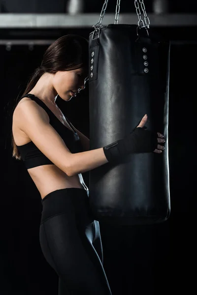 Atractiva Chica Pie Sosteniendo Saco Boxeo Negro — Foto de Stock