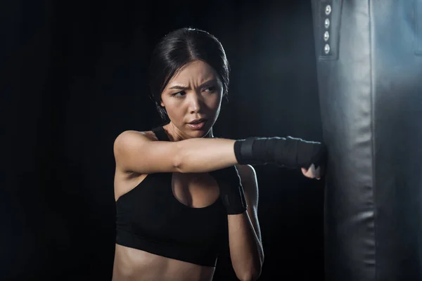 Enfoque Selectivo Niña Haciendo Ejercicio Cerca Saco Boxeo Aislado Negro — Foto de Stock