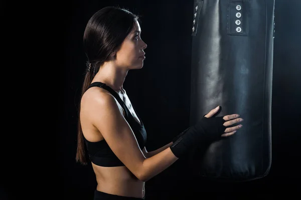 Foyer Sélectif Sportive Regardant Sac Boxe Isolé Sur Noir — Photo