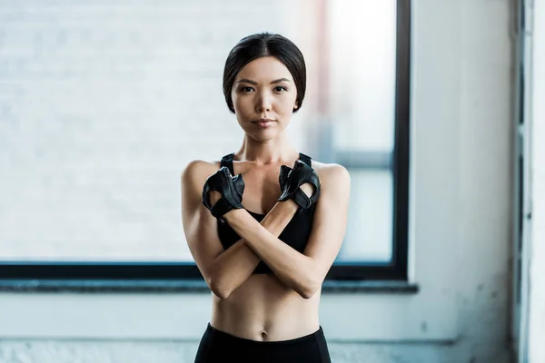 Attractive Young Woman Standing Crossed Arms Looking Camera — Stock Photo, Image