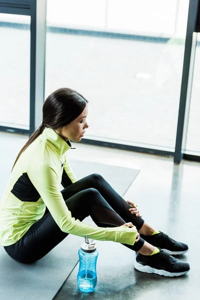 Attractive Girl Sportswear Sitting Fitness Mat Sport Bottle — Stock Photo, Image