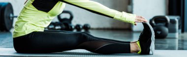 spor salonunda fitness mat germe genç kadının panoramik çekim 