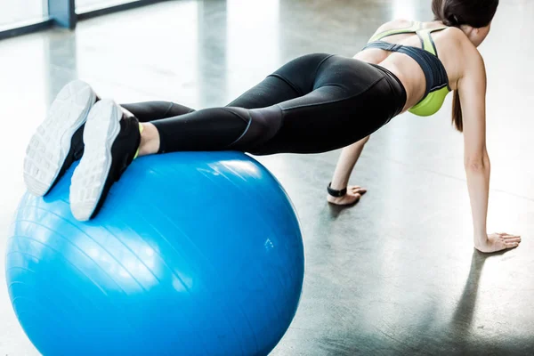 Selektiver Fokus Des Mädchentrainings Auf Blauen Fitnessball — Stockfoto