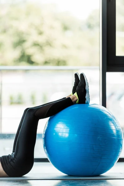 Ausgeschnittene Ansicht Einer Frau Die Mit Fitnessball Auf Fitnessmatte Trainiert — Stockfoto