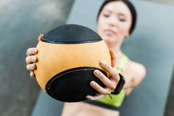 Selektiv Fokus För Ung Kvinna Som Håller Bollen Medan Liggande — Stockfoto