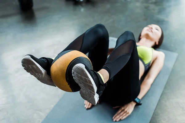 Spor Salonunda Fitness Mat Üzerinde Top Ile Egzersiz Genç Kadın — Stok fotoğraf