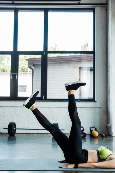 Ausgeschnittener Blick Auf Junge Frau Beim Training Auf Fitnessmatte Fensternähe — Stockfoto