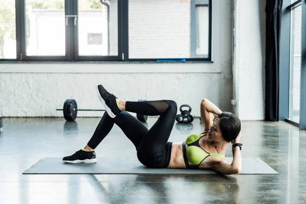 Atrakcyjna Młoda Kobieta Ćwicząca Mat Fitness Pobliżu Okien — Zdjęcie stockowe