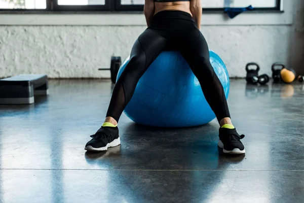 Vista Cortada Menina Sentada Bola Fitness Azul Centro Esportes — Fotografia de Stock