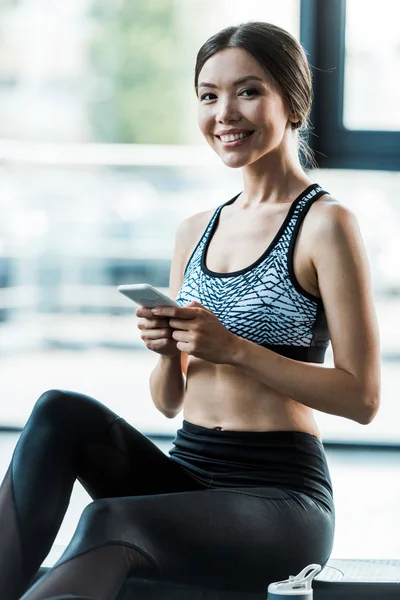 Happy Kvinna Använda Smartphone Medan Leende Gymmet — Stockfoto