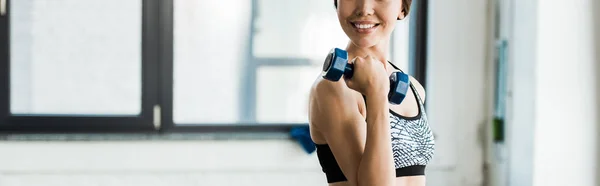 Plano Panorámico Joven Alegre Haciendo Ejercicio Con Mancuerna Sonriendo Gimnasio —  Fotos de Stock