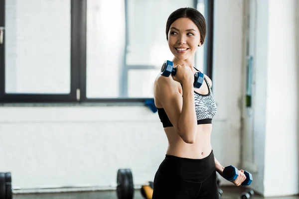 Alegre Joven Mujer Haciendo Ejercicio Con Mancuernas Sonriendo Gimnasio — Foto de Stock