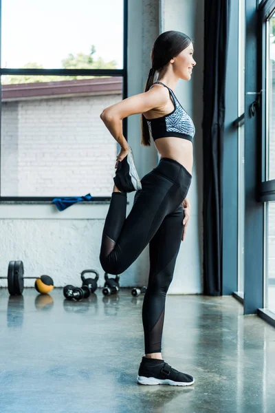 Side View Girl Stretching Medan Uppvärmningen Gymmet — Stockfoto