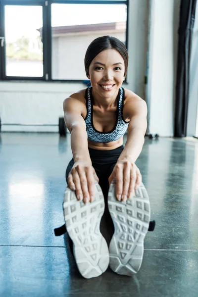 Selektiv Fokus För Unga Kvinna Stretching Och Leende Sports Center — Stockfoto