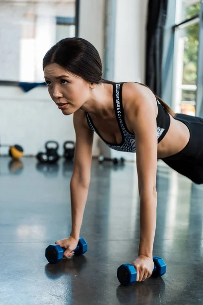 Attractive Sporty Girl Exercising Dumbbells Gym — Stock Photo, Image