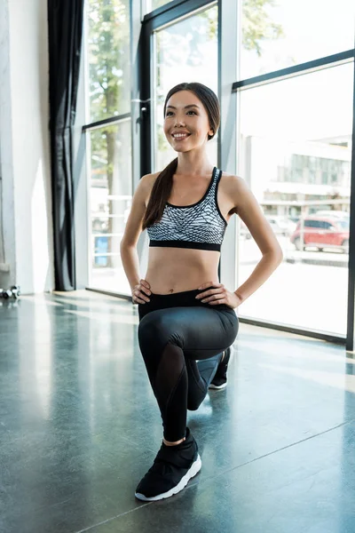 Deportista Alegre Haciendo Ejercicio Cuclillas Con Las Manos Las Caderas — Foto de Stock