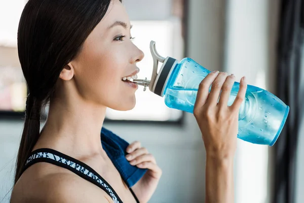 Glückliche Frau Trinkt Wasser Während Sie Eine Sportflasche Hält — Stockfoto