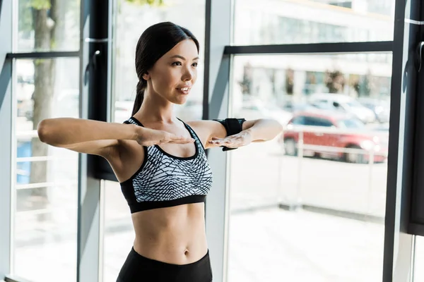 Feliz Joven Atlética Mujer Haciendo Ejercicio Centro Deportivo — Foto de Stock