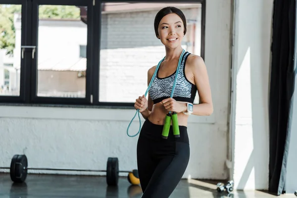 Alegre Joven Mujer Sonriendo Mientras Sostiene Saltar Cuerda Gimnasio — Foto de Stock