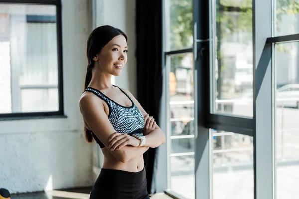 Cheerful Young Sportswoman Looking Camera Standing Crossed Arms — Stock Photo, Image