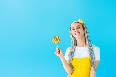 turkuaz izole lolipop tutan dreadlocks ile gülümseyen kız