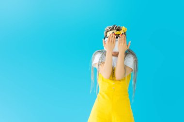 kopya alanı ile turkuaz izole Sanal gerçeklik kulaklık dreadlocks ile kız