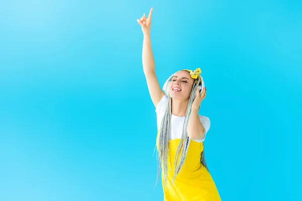 Chica Con Rastas Auriculares Haciendo Señal Roca Aislado Turquesa —  Fotos de Stock