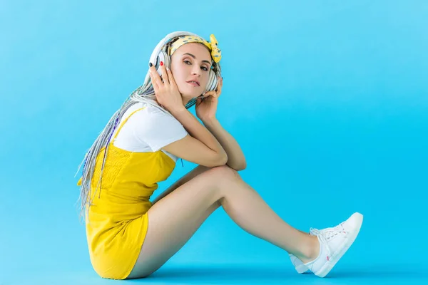 Meisje Met Dreadlocks Hoofdtelefoon Zittend Kijken Naar Camera Turquoise — Stockfoto