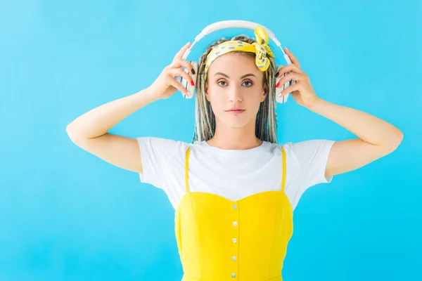 Mädchen Mit Dreadlocks Setzt Kopfhörer Auf — Stockfoto