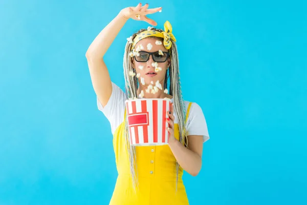 Meisje Met Dreadlocks Bril Gooien Popcorn Geïsoleerd Turquoise — Stockfoto