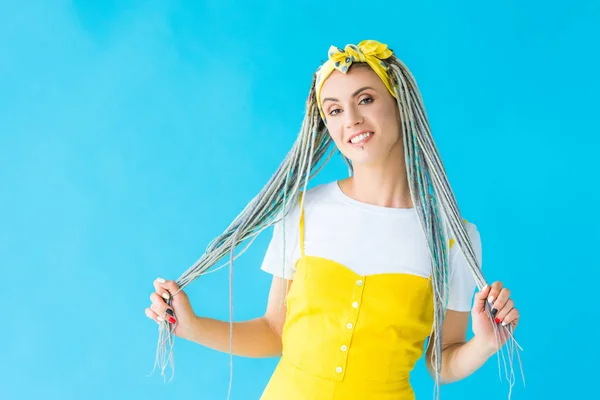 Chica Feliz Con Rastas Sosteniendo Pelo Aislado Turquesa —  Fotos de Stock