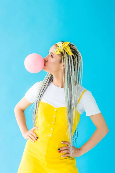 Menina Com Dreadlocks Mãos Quadris Soprando Bubblegum Isolado Turquesa — Fotografia de Stock