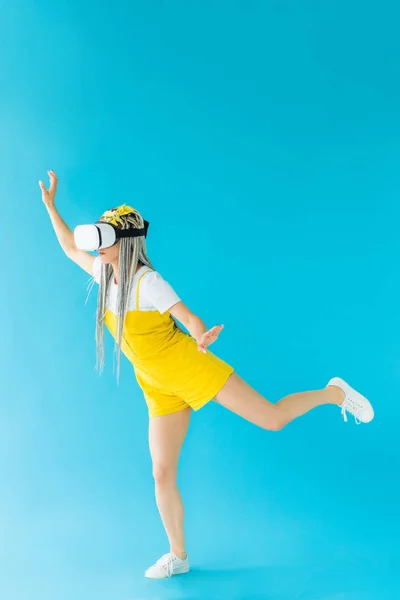 Girl Dreadlocks Virtual Reality Headset Gesturing Turquoise — Stock Photo, Image