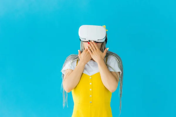 Girl Dreadlocks Virtual Reality Headset Covering Mouth Isolated Turquoise — Stock Photo, Image