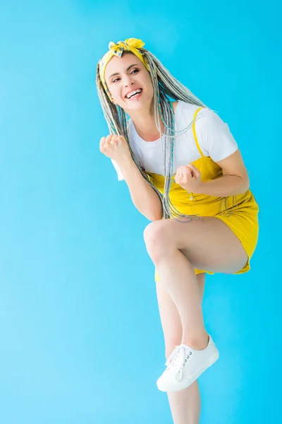 Счастливая Девушка Дредами Приветствуя Сжатыми Кулаками Изолированы Бирюзовый — стоковое фото
