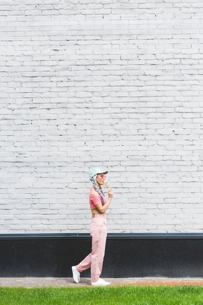 Vue Latérale Fille Dans Chapeau Manger Sucette Près Mur Briques — Photo