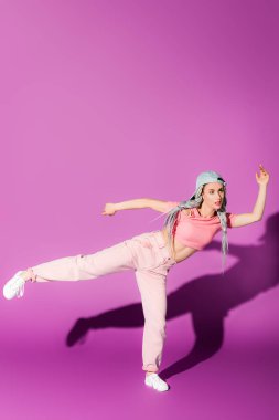 dreadlocks poz ve mor üzerinde Gesturing ile güzel şık kız