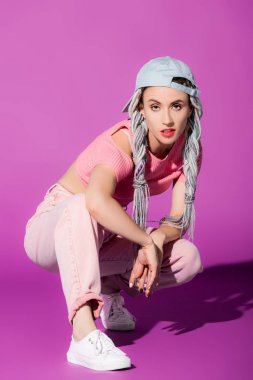 mor poz şapka dreadlocks ile güzel şık kız