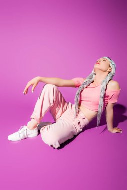 kopya alanı ile mor poz dreadlocks ile güzel şık kız