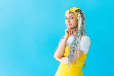 kopya alanı ile turkuaz izole çene propping dreadlocks ile gülümseyen kız