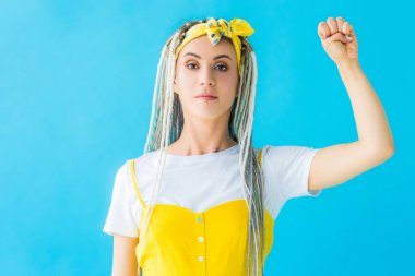 dreadlocks taklit ile kız turkuaz izole sıkıştırılmış yumruk ile kapı çalmak taklit