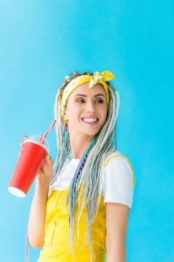 dreadlocks ve soda içecek turkuaz izole ile güzel mutlu kız