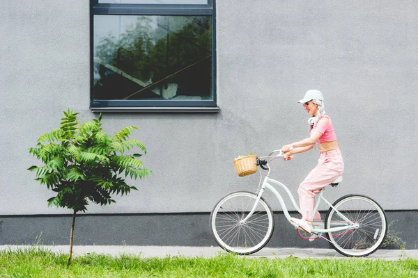 Lächelndes Stilvolles Mädchen Mit Fahrrad Der Nähe Des Gebäudes — Stockfoto