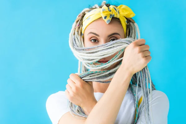 Chica Con Rastas Cubriendo Cara Con Pelo Mirando Cámara Aislada — Foto de Stock