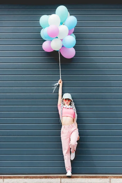 Chica Elegante Posando Con Globos Decorativos Cerca Pared —  Fotos de Stock