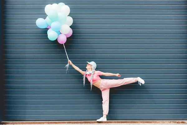 Menina Elegante Posando Com Balões Decorativos Perto Parede — Fotografia de Stock