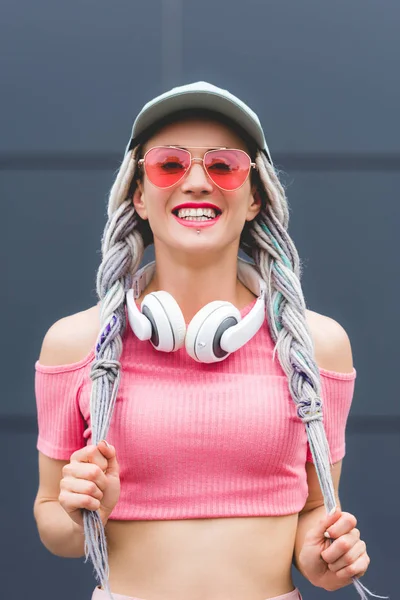 Bela Menina Elegante Com Dreadlocks Fones Ouvido Sorrindo Olhando Para — Fotografia de Stock