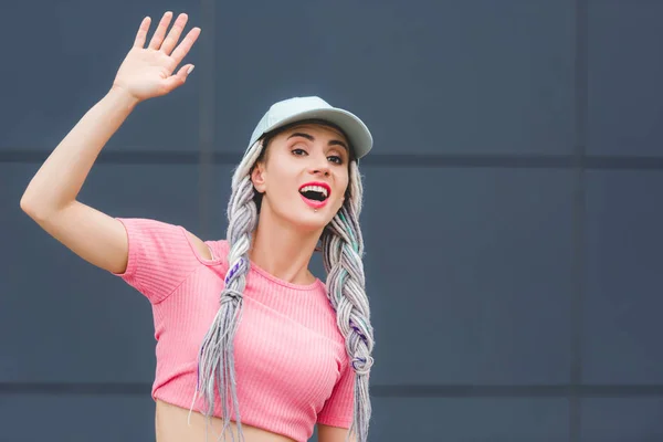 Bela Menina Elegante Com Dreadlocks Chapéu Acenando Com Mão — Fotografia de Stock